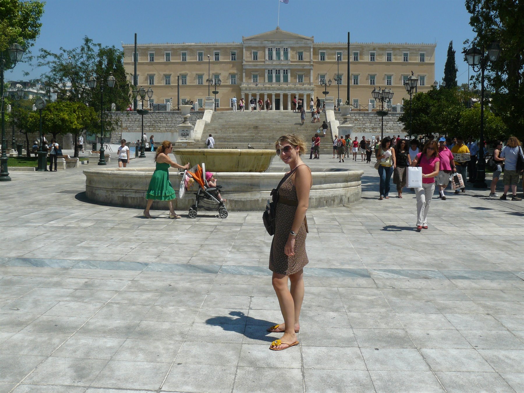 Turista sorride in Piazza Syntagma davanti al Palazzo del Parlamento di Atene