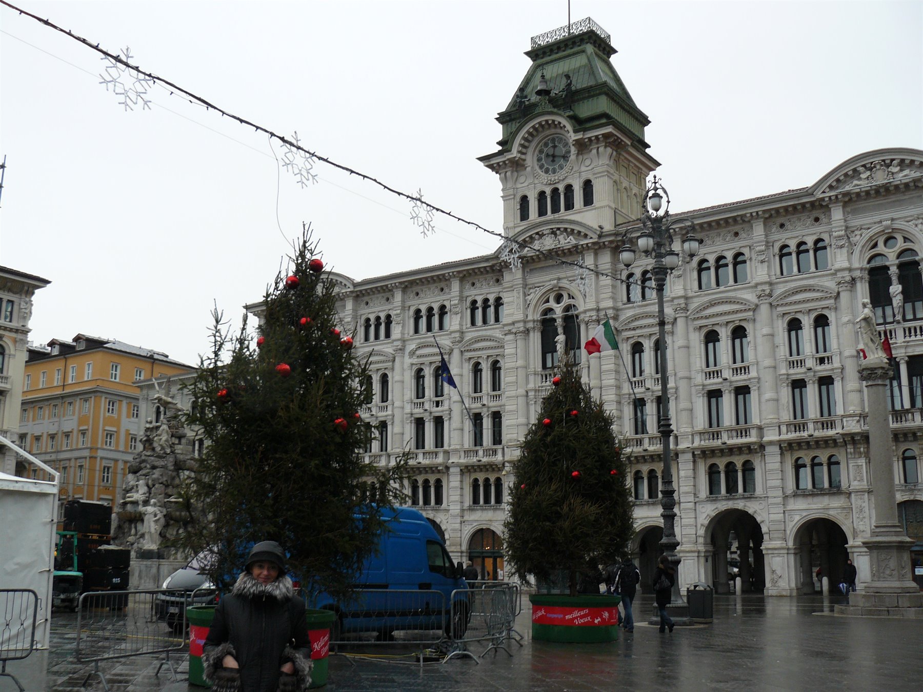 Piazza Unità a Trieste con alberi di Natale davanti al palazzo comunale
