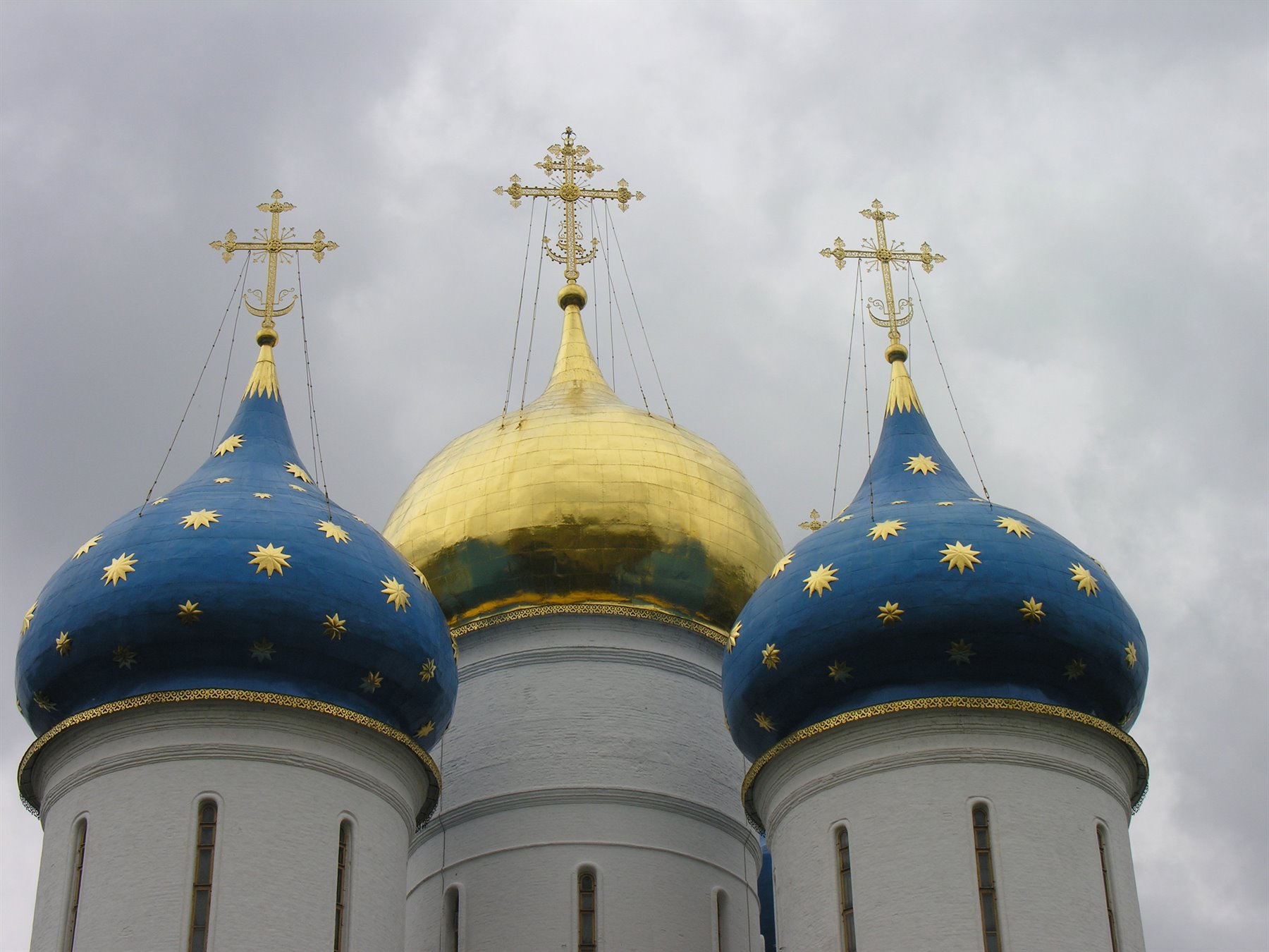 Cupole blu a stelle e cupola dorata della cattedrale, Sergiev Posad