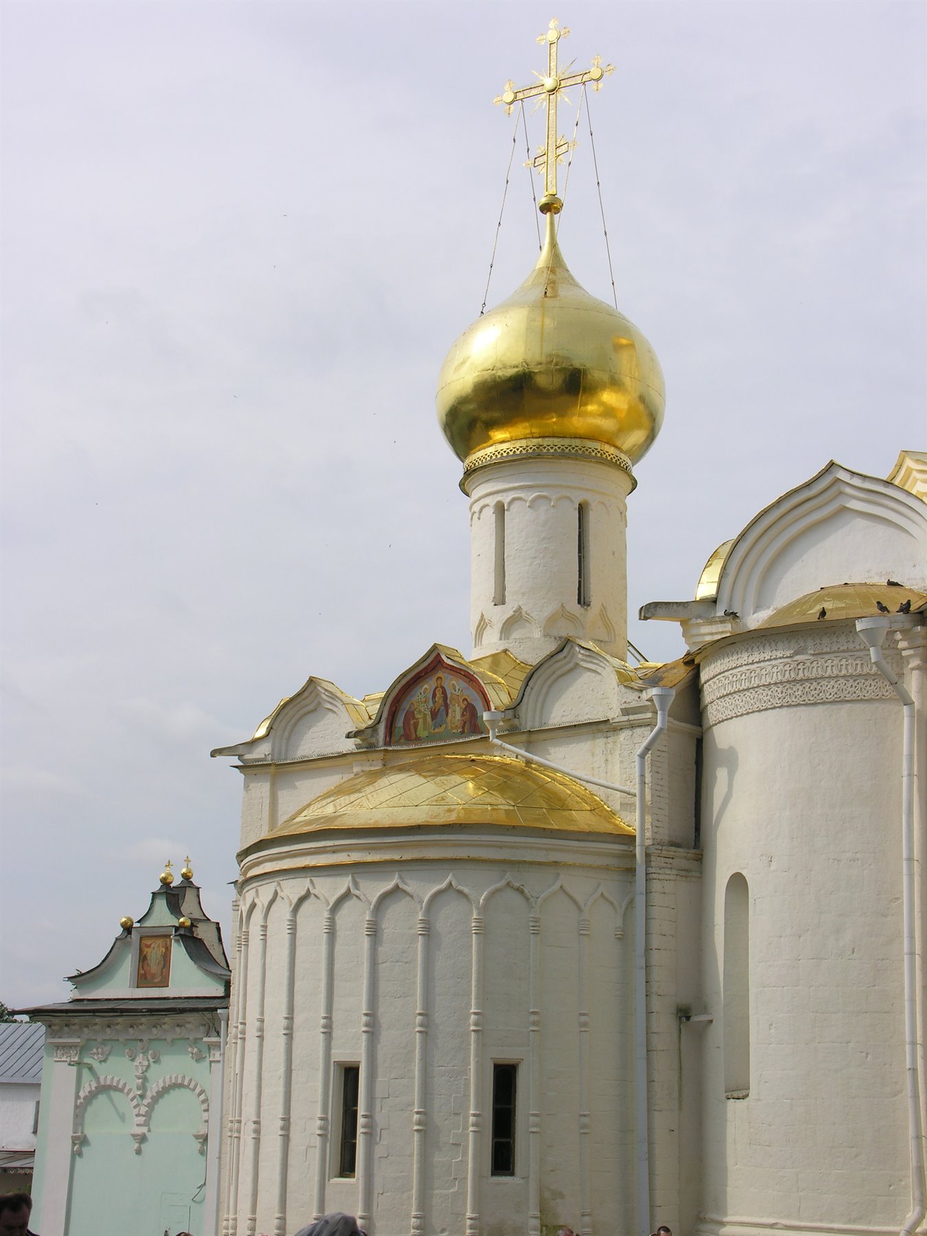 Chiesa bianca con cupola dorata e croce, chiesa del kremlij di Rostov