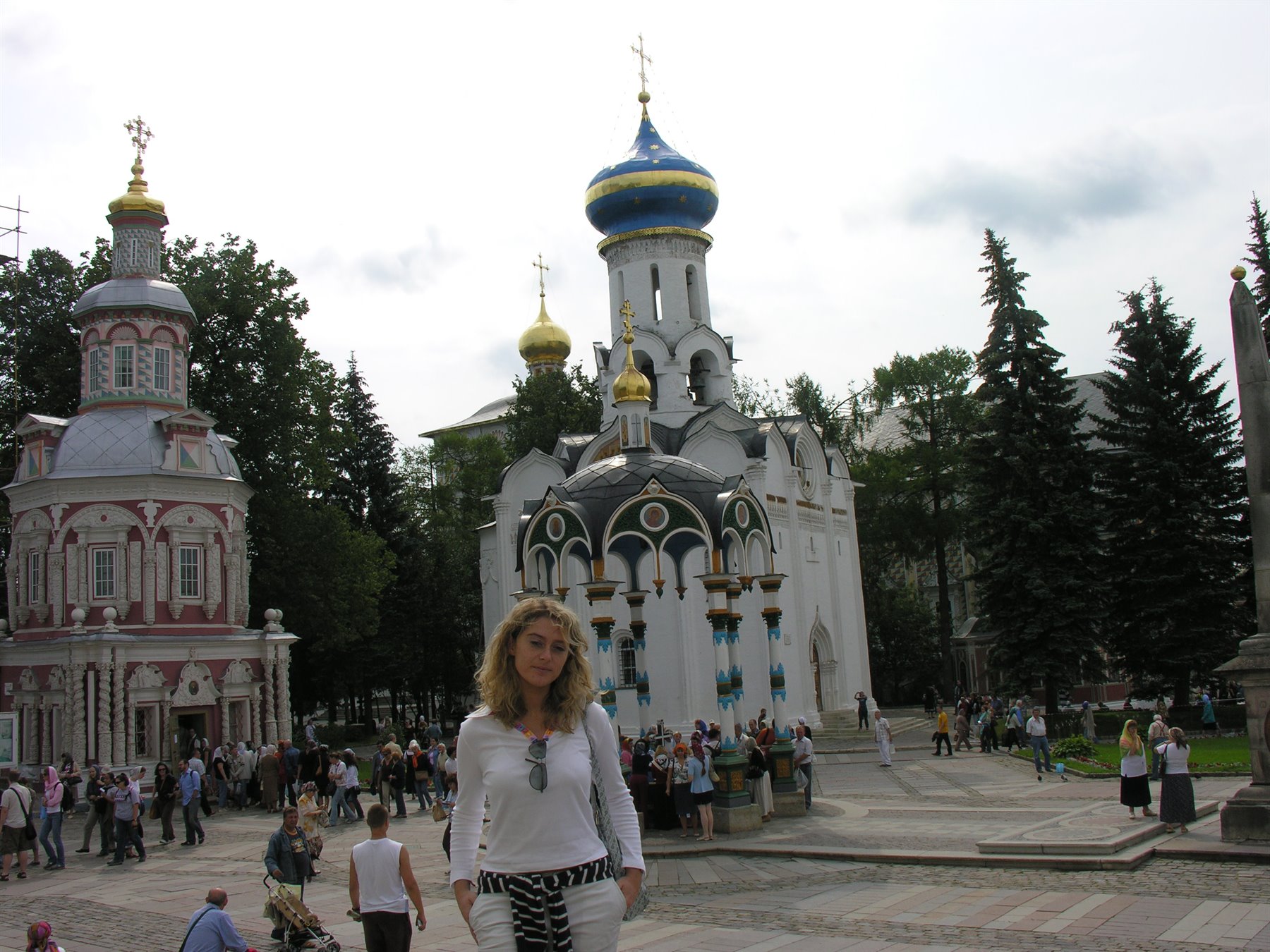 Donna bionda davanti alle chiese con cupole blu e dorate della Lavra di Sergiev Posad