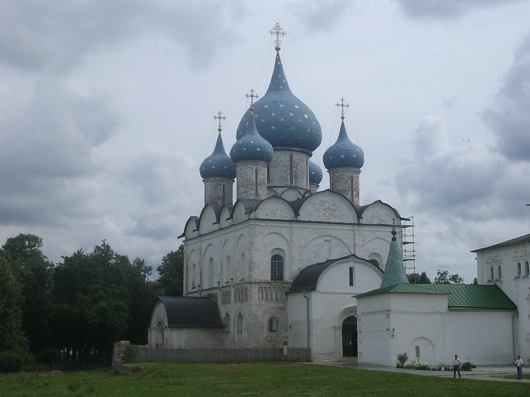 Cattedrale della Natività a Suzdal, cupole blu con stelle dorate, cielo nuvoloso