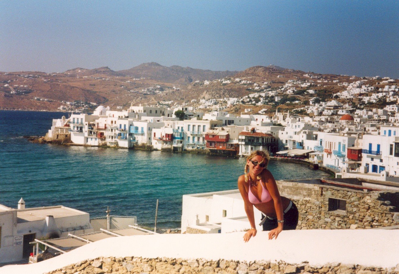 Donna su una terrazza bianca davanti a Little Venice, Mykonos