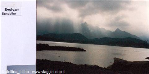 Svolvær, Sandvika: cloud-covered mountains above the grey fjord