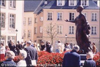 statue in honour of Grand Duchess Charlotte de Luxembourg - photo from the internet