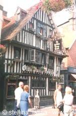 Tourists in front of the timber-framed Ye Olde Starre Inne facade