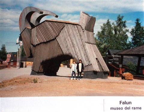 Falun copper museum: two people under the giant wooden goat