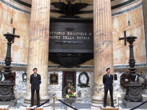 Pantheon, Rome: honor guards at Vittorio Emanuele II's tomb