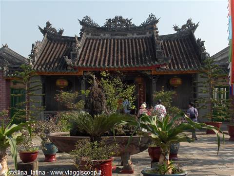 Hoi An: the ancient houses, congregations and altars