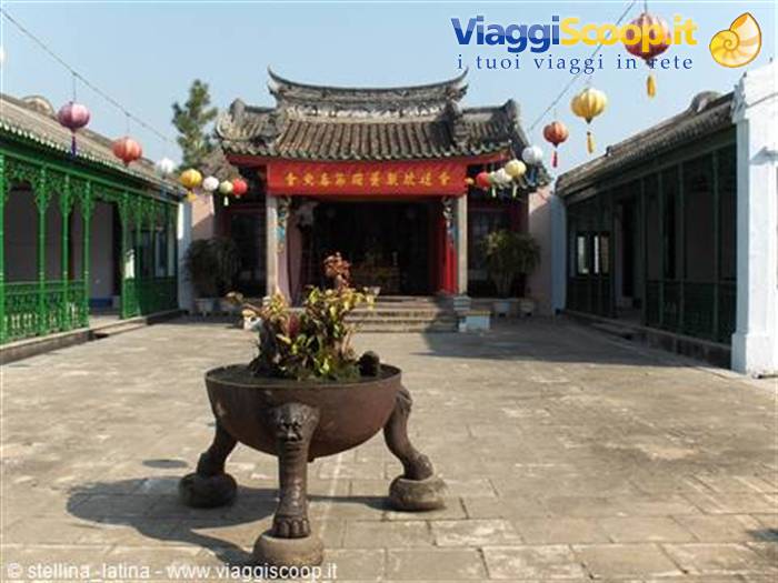 Hoi An: the ancient houses, congregations and altars