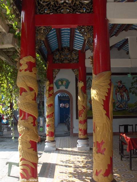 Hoi An: the ancient houses, congregations and altars