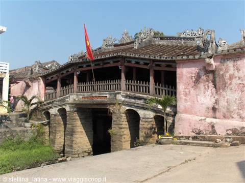 Hoi An: the ancient houses, congregations and altars - THE JAPANESE BRIDGE