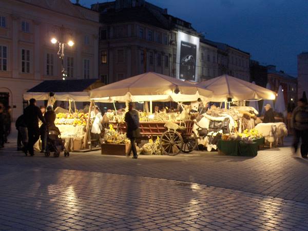 the Easter market open in the evening too