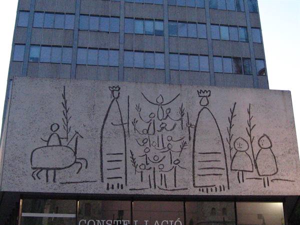 Linear concrete mural with stick figures and horse under glass tower, Constel·lació