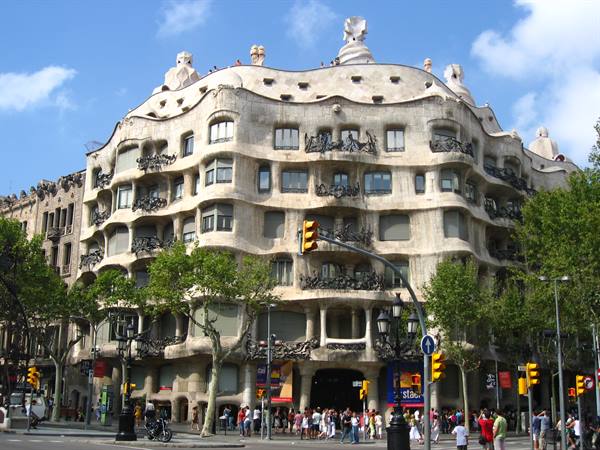 Gaudí's La Pedrera in Barcelona, wavy stone facade with tourists below