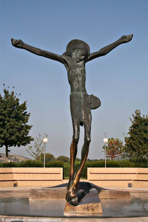 Risen Jesus, drops of salt water come out of the knee that have no scientific explanation,