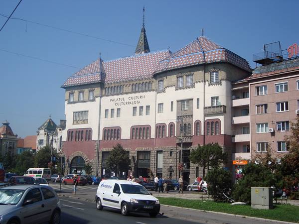 Palatul Culturii in Târgu Mureș, colorful tiled roof, traffic passing by