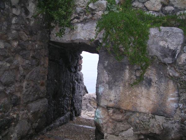 Cefalù - gate on the cliff