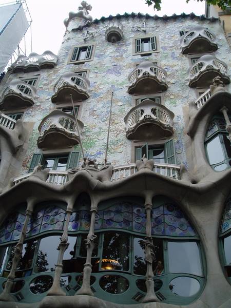 Undulating facade with stone balconies and trencadís mosaic, Casa Batlló, Barcelona