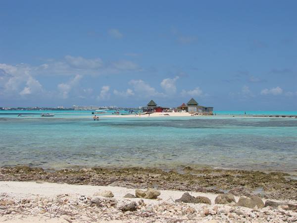 El Acuario seen from Haynes Cay