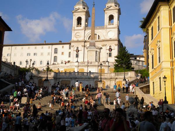 Crowd on the Spanish Steps in Rome, Trinità dei Monti above
