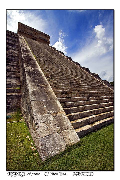 El Castillo pyramid at Chichén Itzá, stone steps under a cloudy sky