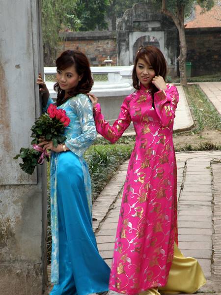 Hanoi girls in costume