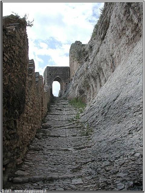 Saint Saturnin les Apt - The path leading to the rock