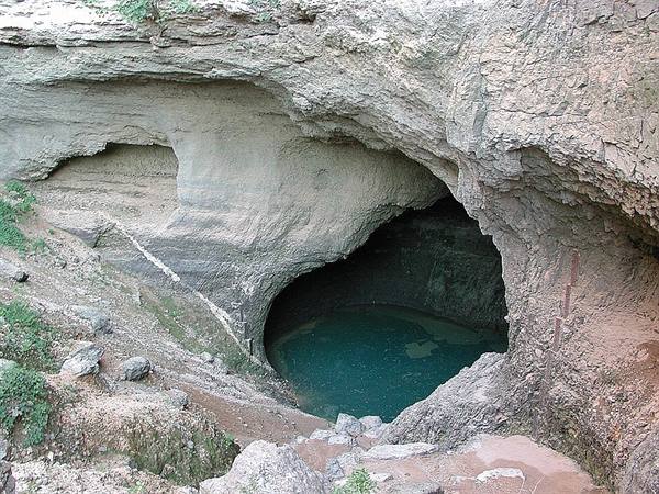 Fontaine de Vaucluse - A resurgence of the Sorgue