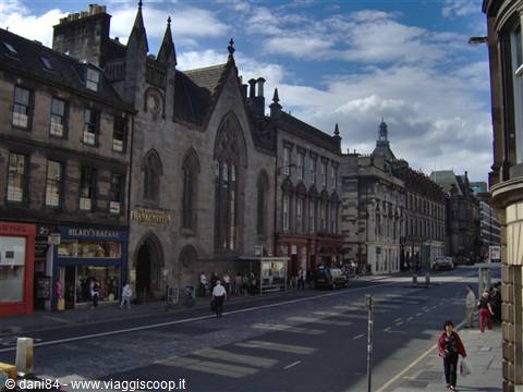Gothic stone church on Edinburgh's Royal Mile, pedestrians crossing the street