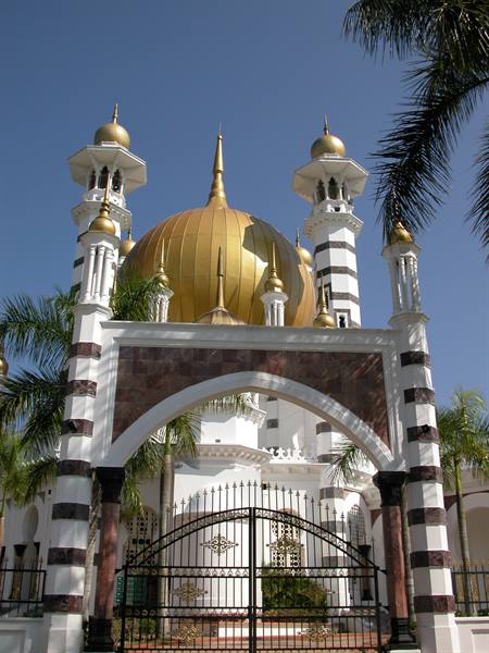 Ubudiah Mosque in Kuala Kangsar: golden dome, white striped minarets, wrought iron gate
