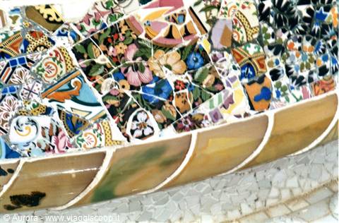 The serpentine bench of Park Güell