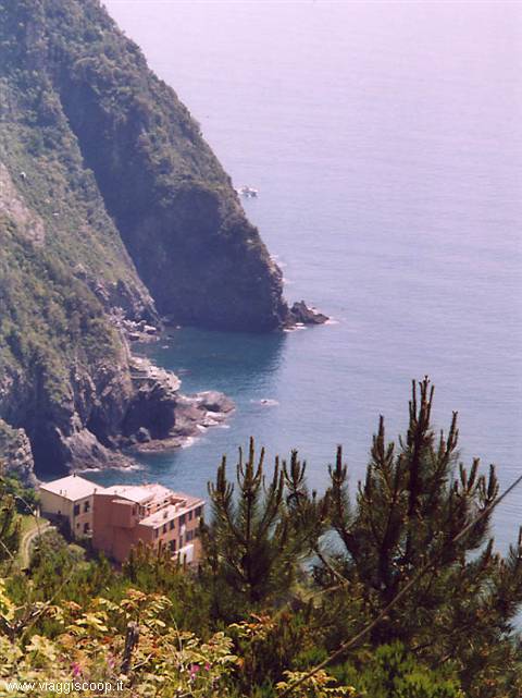 View of the gulf of Riomaggiore, from the via dei Mercanti