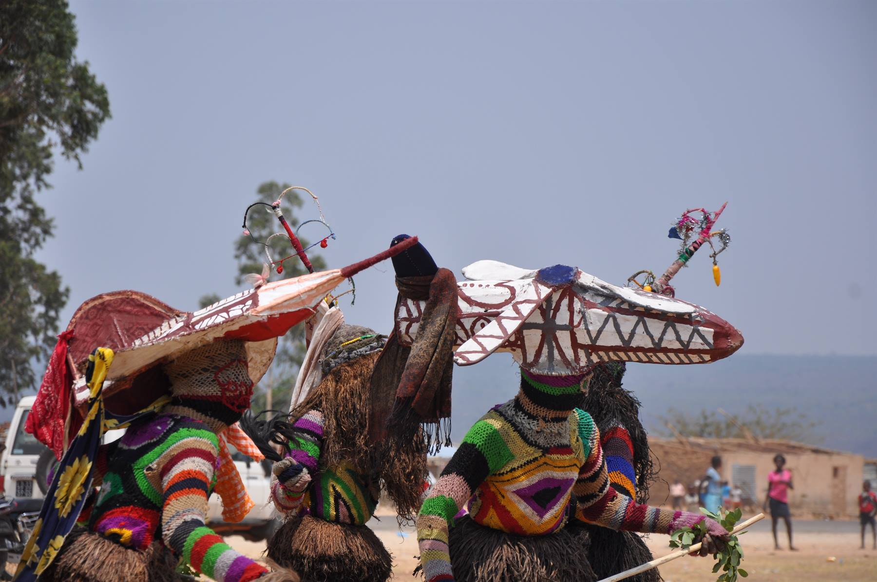 Danzatori Dogon con maschere decorare in rafia danzano all'aperto