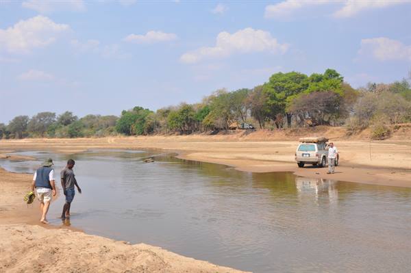 Lwangwa river crossing at Chifunda