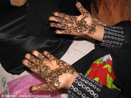 Decorations with henna