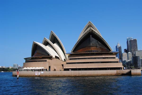 L'Opera House di Sydney dalle vele bianche sotto il cielo azzurro