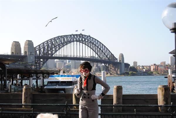 Mimo davanti al Sydney Harbour Bridge, luce intensa sulla baia