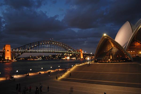 Sydney: l'Opera House e l'Harbour Bridge illuminati nell'ora blu