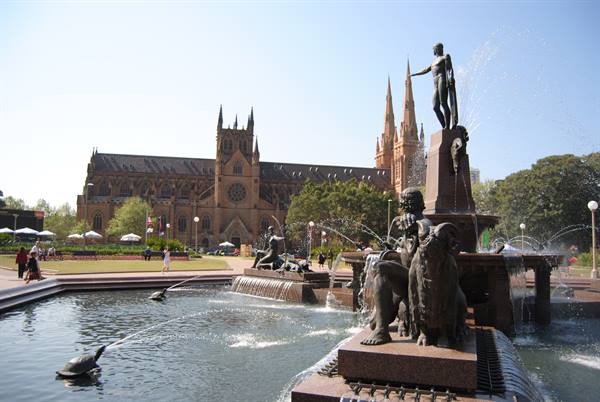 La fontana di Archibald davanti alla cattedrale di St Mary, Sydney