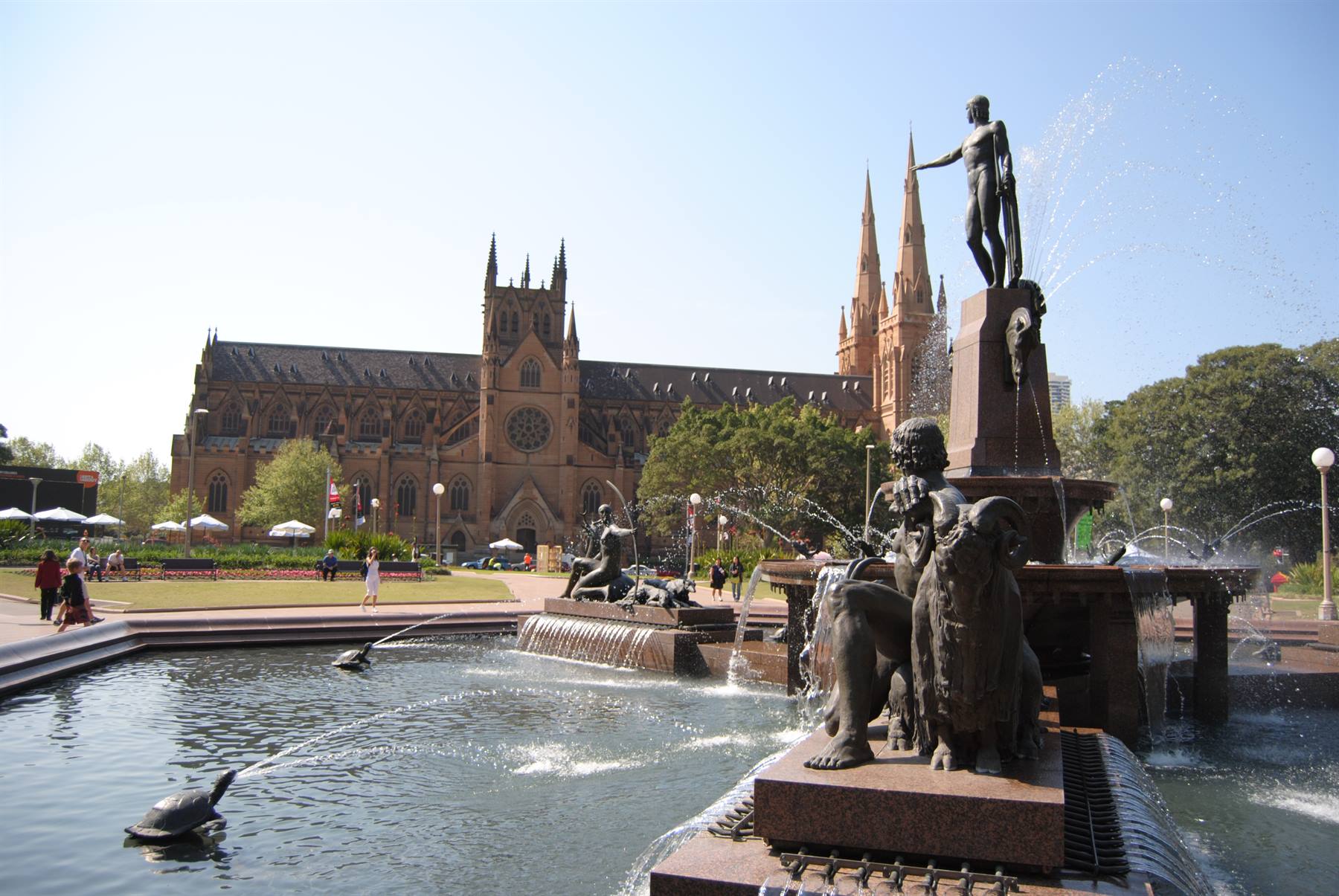 La fontana di Archibald davanti alla cattedrale di St Mary, Sydney