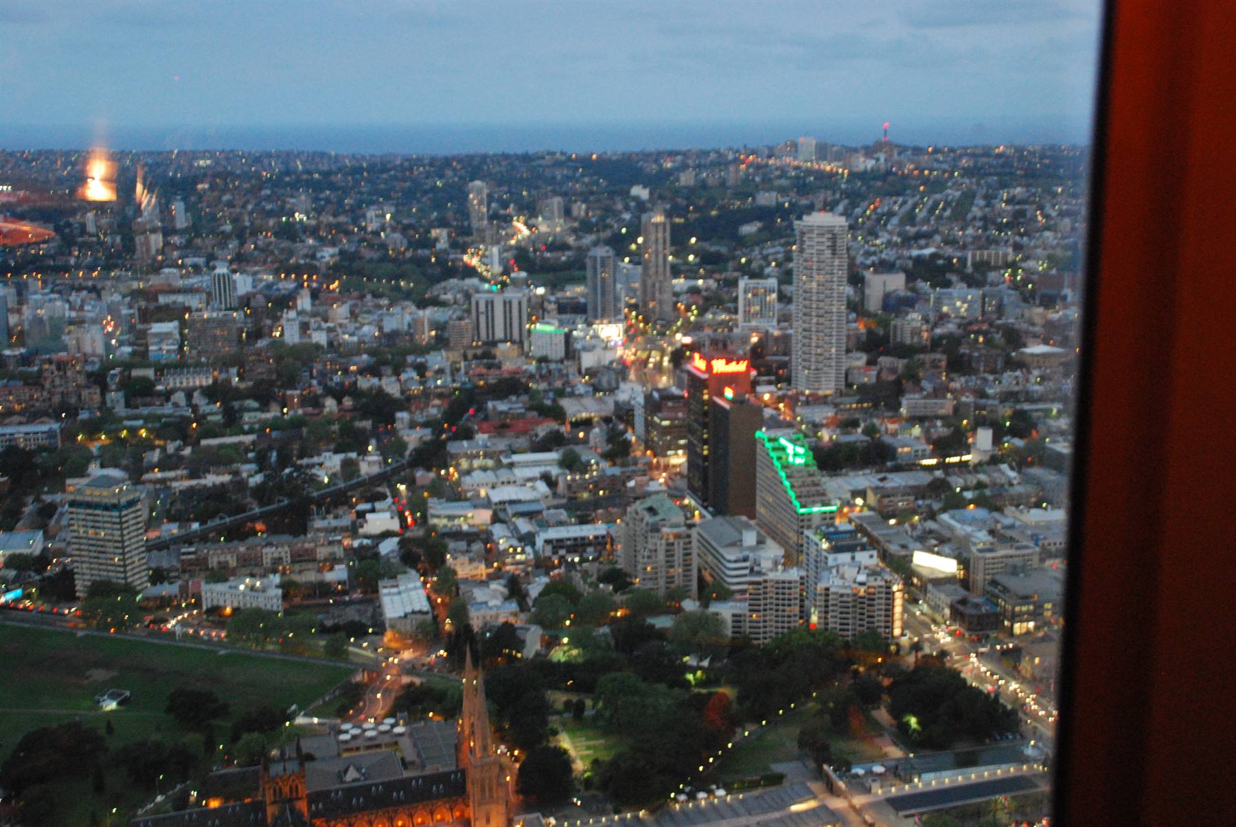 Sydney dall'alto di notte, grattacieli illuminati visti dalla torre