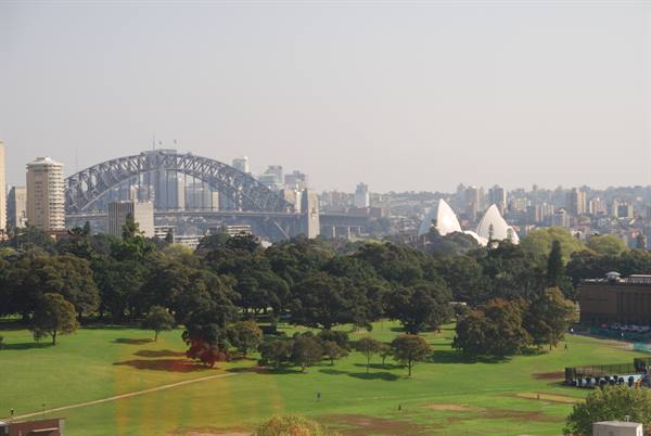 Sydney, Harbour Bridge e Opera House oltre il parco verde