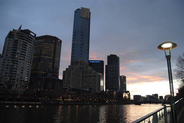 Melbourne, grattacieli sullo Yarra river all'alba, lampione acceso in primo piano