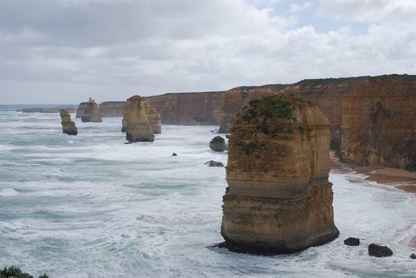 Le Dodici Apostole a Port Campbell, faraglioni calcarei tra onde e nuvole