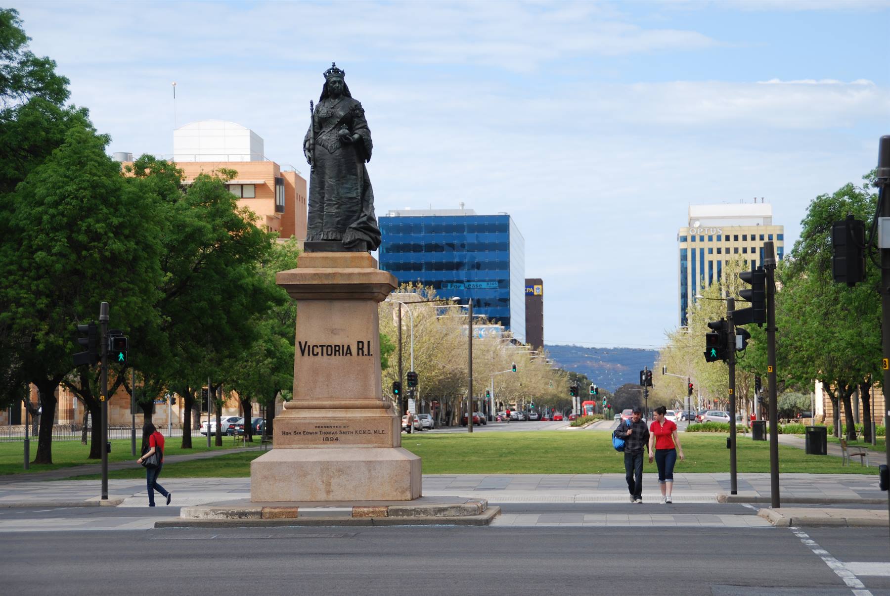 La statua della Regina Vittoria in piedi lungo il viale alberato di Adelaide