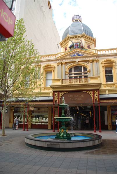 Fontana verde davanti all'Adelaide Arcade, facciata gialla con cupola
