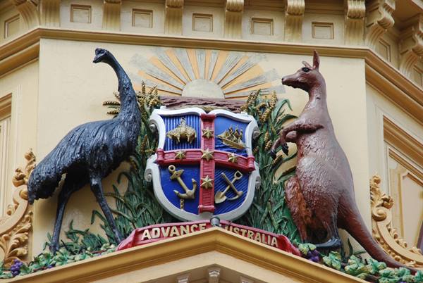 Stemma con emù e canguro scolpiti sulla facciata elegante di Melbourne