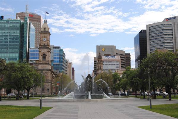 Adelaide, la fontana di Victoria Square tra grattacieli e torre civica