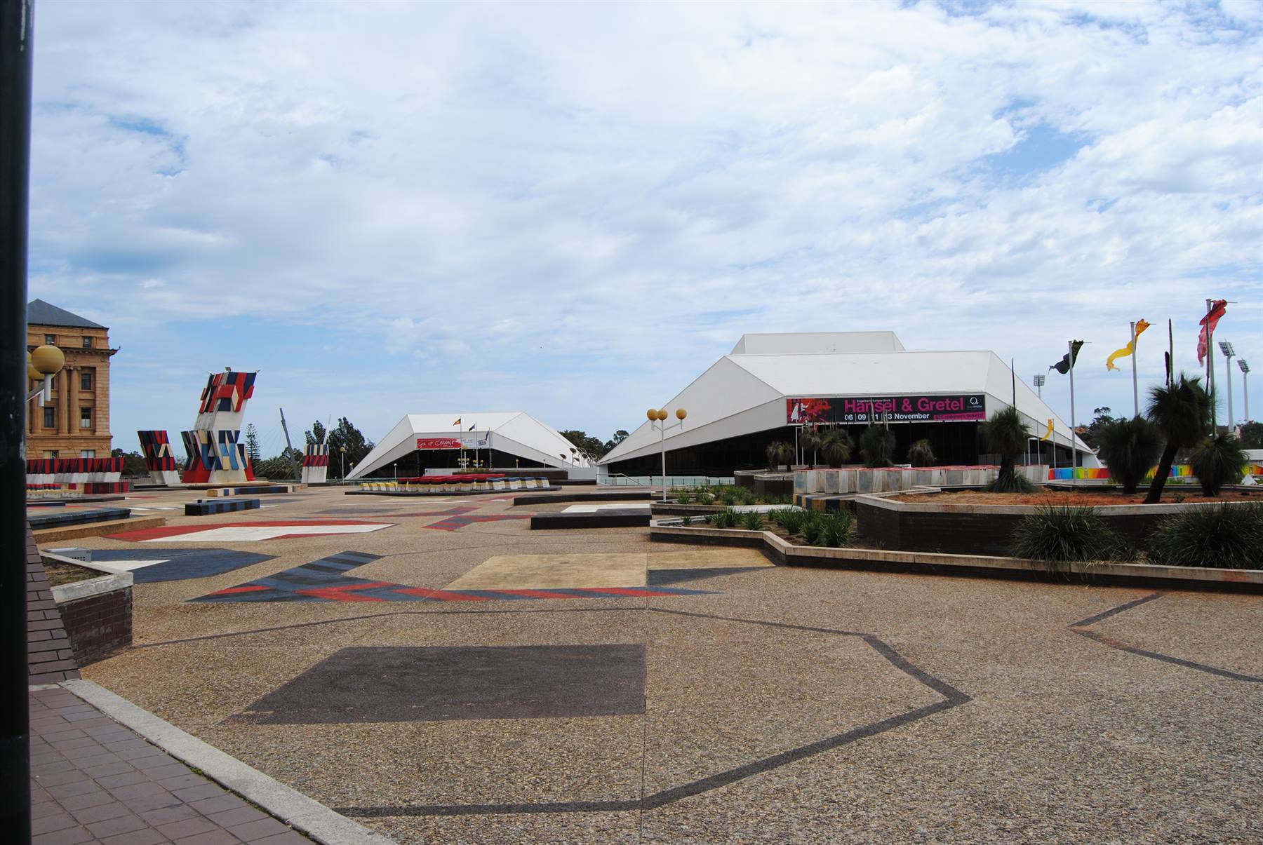 Adelaide, il festival centre dalle coperture bianche tra piazze colorate e bandiere